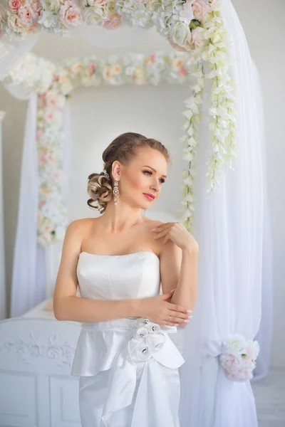 Meisje in witte jurk in het appartement — Stockfoto