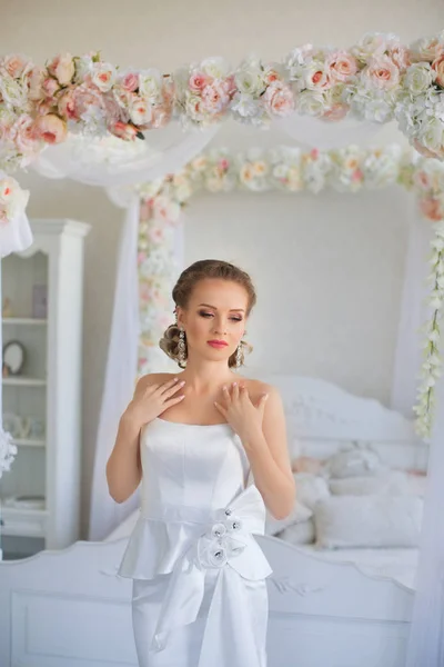 Meisje in witte jurk in het appartement — Stockfoto
