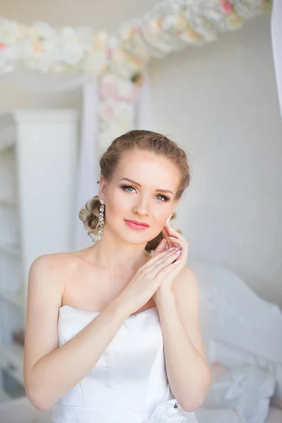 Девушка в белом платье в квартире — стоковое фото