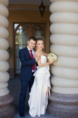 Damat gelini sütun sırasında ayakta yavaşça sarıldı