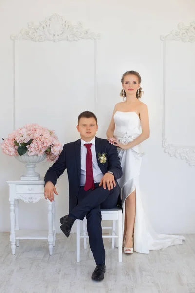 Recém-casados elegantes posando na foto — Fotografia de Stock