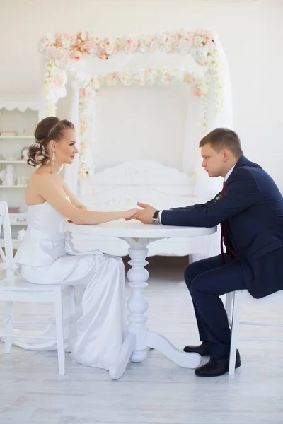 A vőlegény gyengéden átölelte a menyasszony a lakásban — Stock Fotó