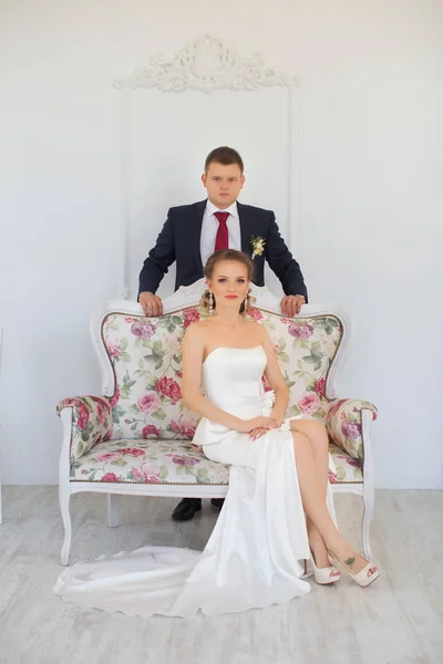 Stylish newlyweds posing in the photo — Stock Photo, Image