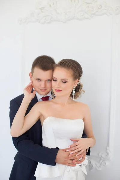 De bruidegom omhelsde zachtjes de bruid in het appartement — Stockfoto