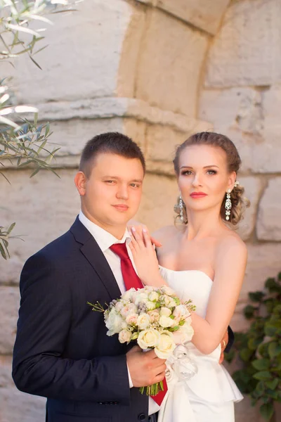 De bruidegom omhelsde zachtjes de bruid op straat — Stockfoto