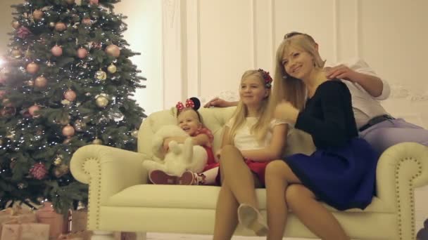 Різдвяна сімейна фотосесія в приміщенні — стокове відео