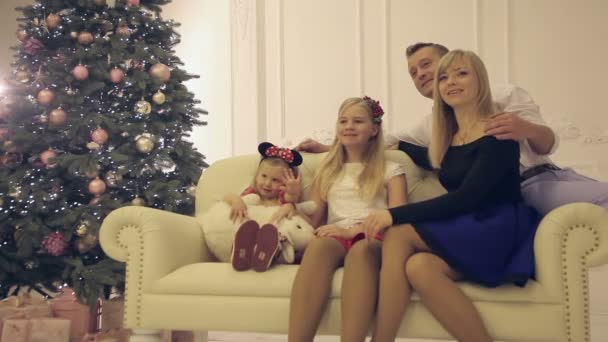 Sesión de fotos familiares de Navidad en interiores — Vídeo de stock