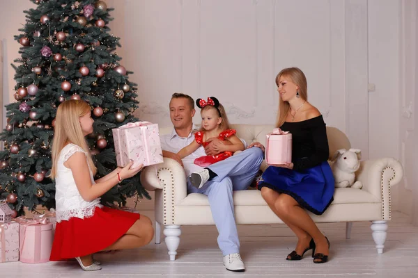 Mutlu aile Noel arifesinde