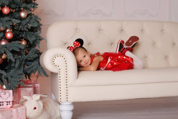 A menina em um traje de rato no Natal — Fotografia de Stock