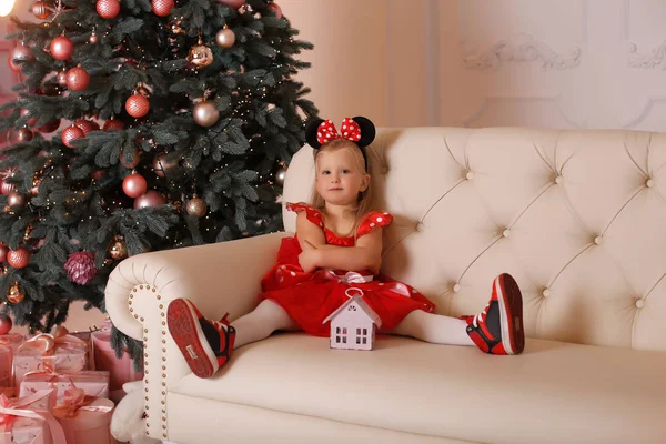 A menina em um traje de rato no Natal — Fotografia de Stock