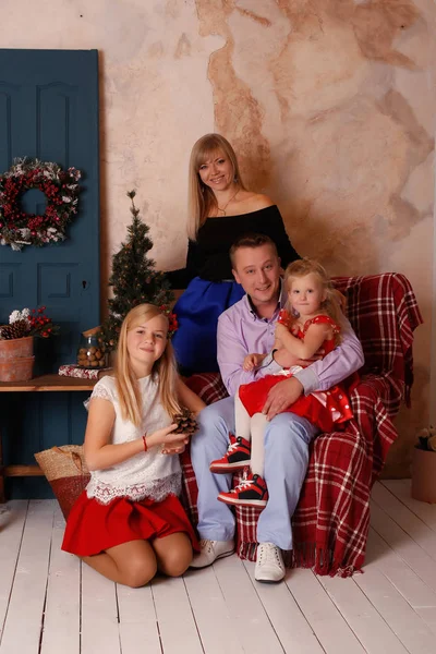 Família feliz na véspera de Natal — Fotografia de Stock