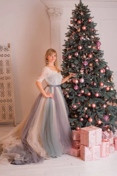 Menina em um vestido longo no Natal — Fotografia de Stock