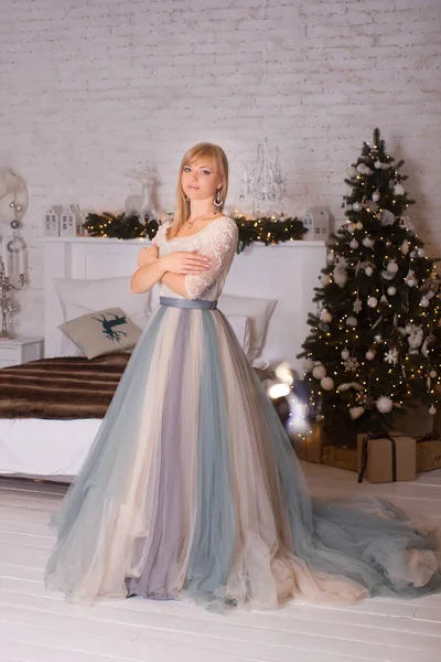 Девушка в длинном платье на Рождество — стоковое фото