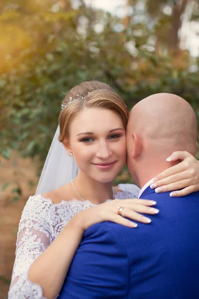 Lo sposo sposa abbracciato dolcemente — Foto Stock