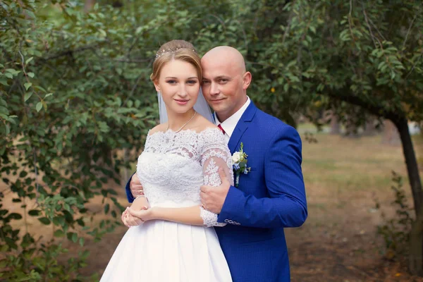 Bruden brudgummen försiktigt omfamnade — Stockfoto