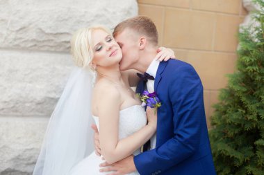 Damat gelinin omuzlar hafifçe sarılmak