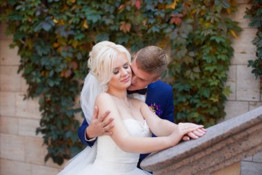 Damat gelinin omuzlar hafifçe sarılmak