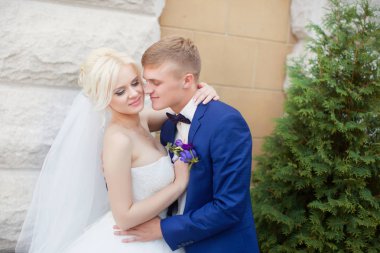 Damat gelinin omuzlar hafifçe sarılmak