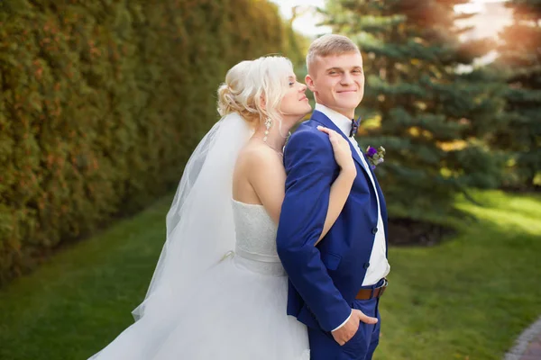 O noivo da noiva gentilmente abraçou os ombros — Fotografia de Stock