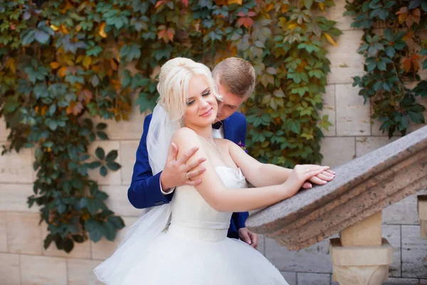 Le marié serre doucement les épaules de la mariée — Photo