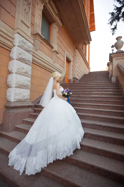 Sposa in abito da sposa con un lungo treno — Foto Stock