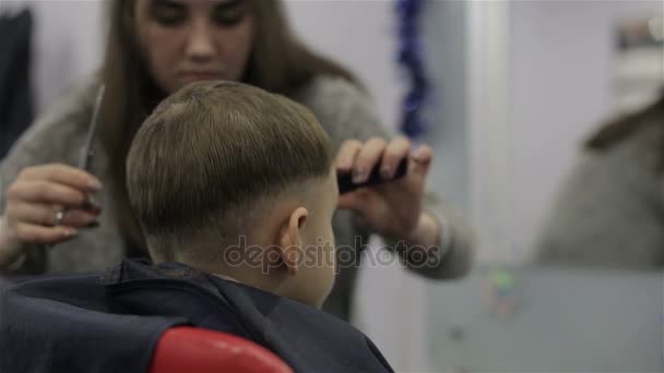 Der Junge beim Empfang beim Visagisten im Schönheitssalon — Stockvideo