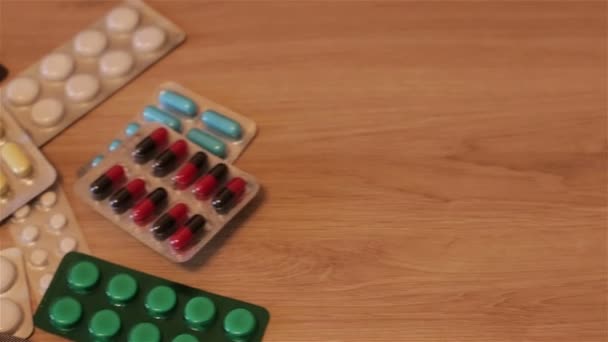 Тарелки с таблетками на столе — стоковое видео
