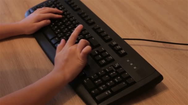 Un bambino preme un pulsante sulla tastiera — Video Stock