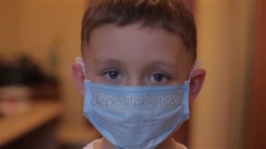 Doktor, bir resepsiyonda maske takıyor bir çocuğun yakın çekim