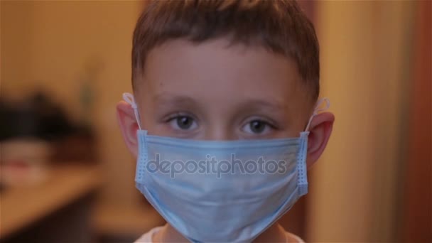 Γκρο πλαν ενός αγοριού που φοράει μια μάσκα στη δεξίωση στο γιατρό — Αρχείο Βίντεο