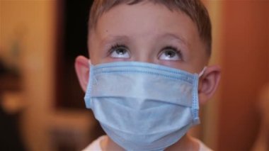 Gözlük ve maske hastanede bir çocuk Close-Up