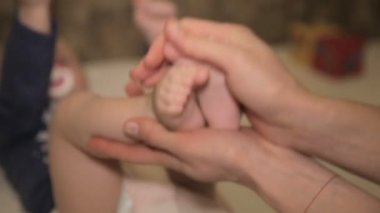 Bebek ayakları annenin ellerinde..