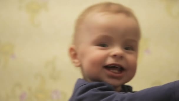 Un petit garçon debout dans un lit bébé — Video