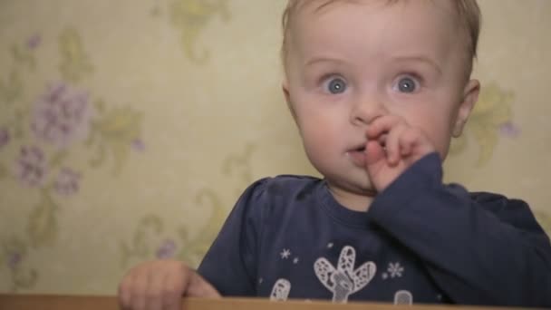 Egy kisfiú, állva a kiságy — Stock videók