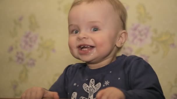 Un petit garçon debout dans un lit bébé — Video