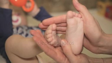Bebek ayakları annenin ellerinde..