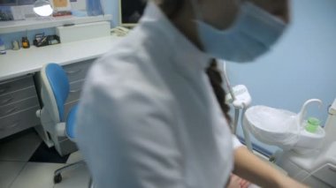 Bir resepsiyonda diş hekimi hastaya