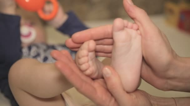 赤ん坊足で母親の手. — ストック動画