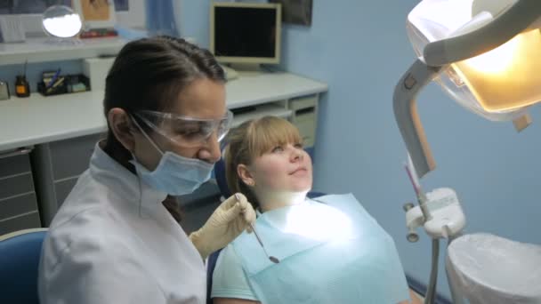 Paciente en una recepción en el dentista — Vídeos de Stock