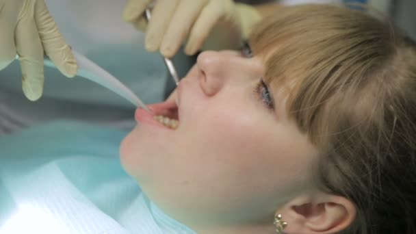 Пациент на приеме у дантиста — стоковое видео