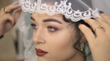 Yüz beyaz düğün peçe altında genç güzel gelinin