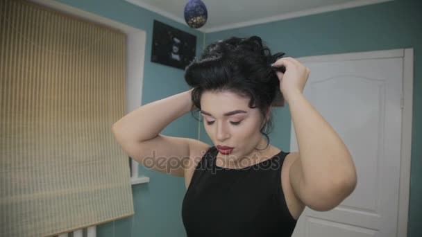 Дівчина виправляє зачіску — стокове відео