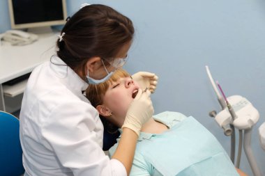 Bir resepsiyonda diş hekimi hastaya