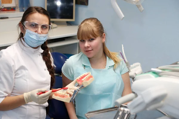歯医者で受付で患者 — ストック写真