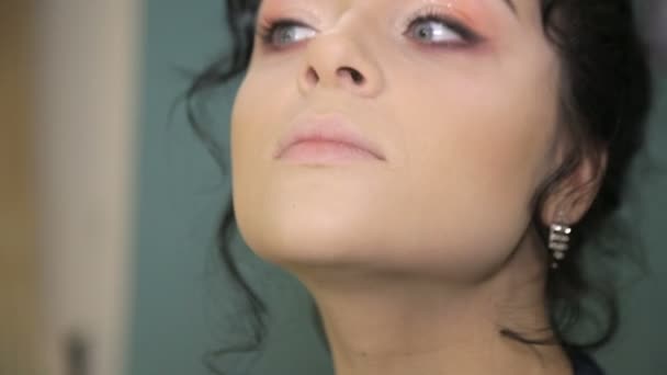 Artista de maquilagem que põe a maquilagem em modelos olhos . — Vídeo de Stock
