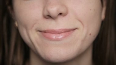 Kameraya gülümseyen kız. Dolu hd video