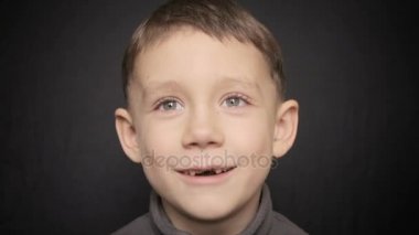 Siyah bir arka plan bir çocuk yakın çekim portresi. Dolu hd video