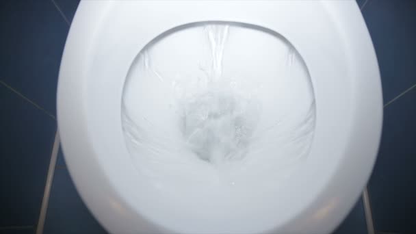 Туалетна чаша з проточною водою. повний HD відео — стокове відео