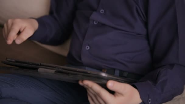 Junge spielt auf einem tablet.full hd video — Stockvideo