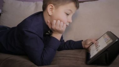Bir tablet üzerinde oynayan çocuk. Dolu hd video